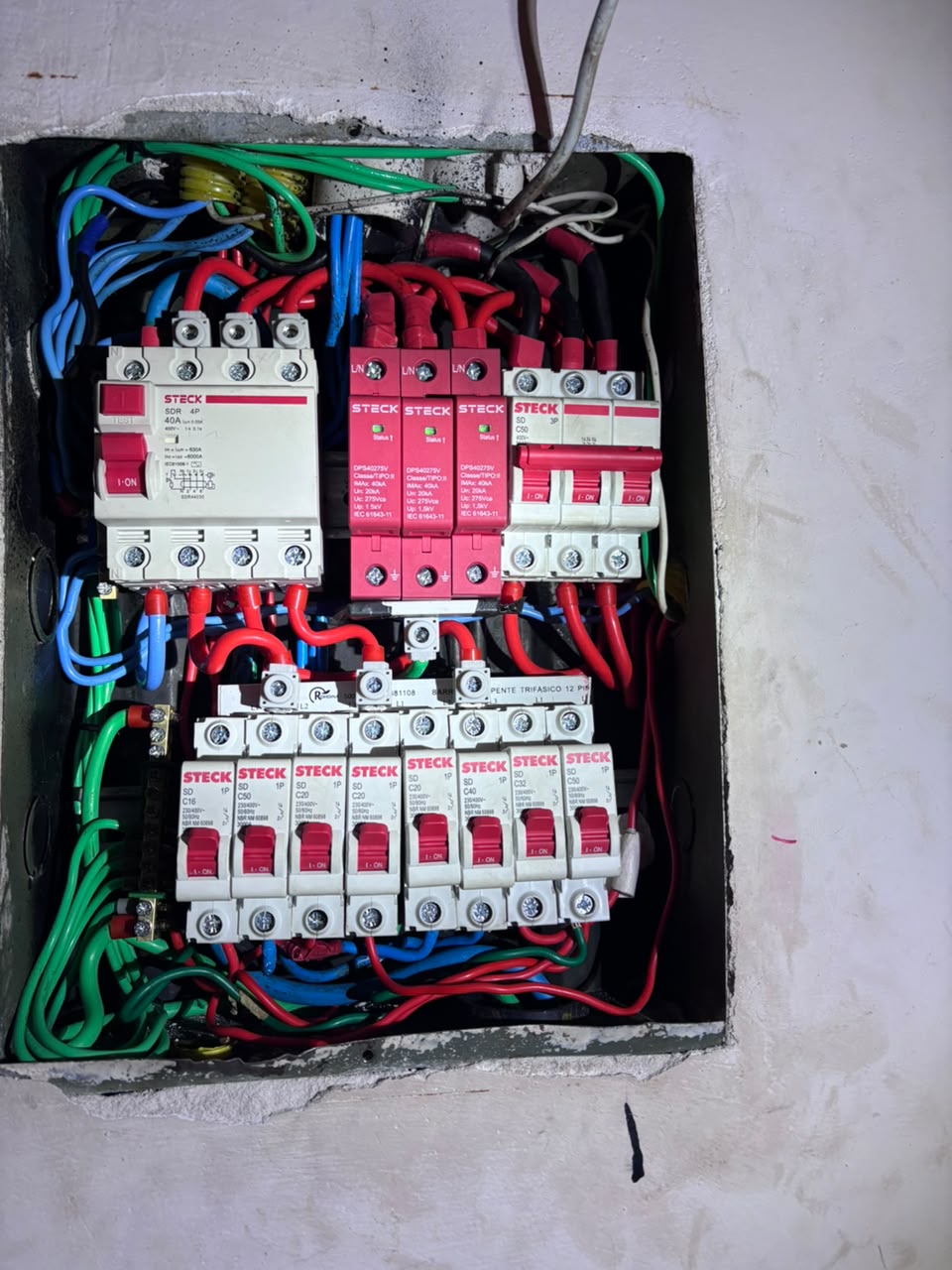 Vista frontal do quadro de distribuição após a montagem
