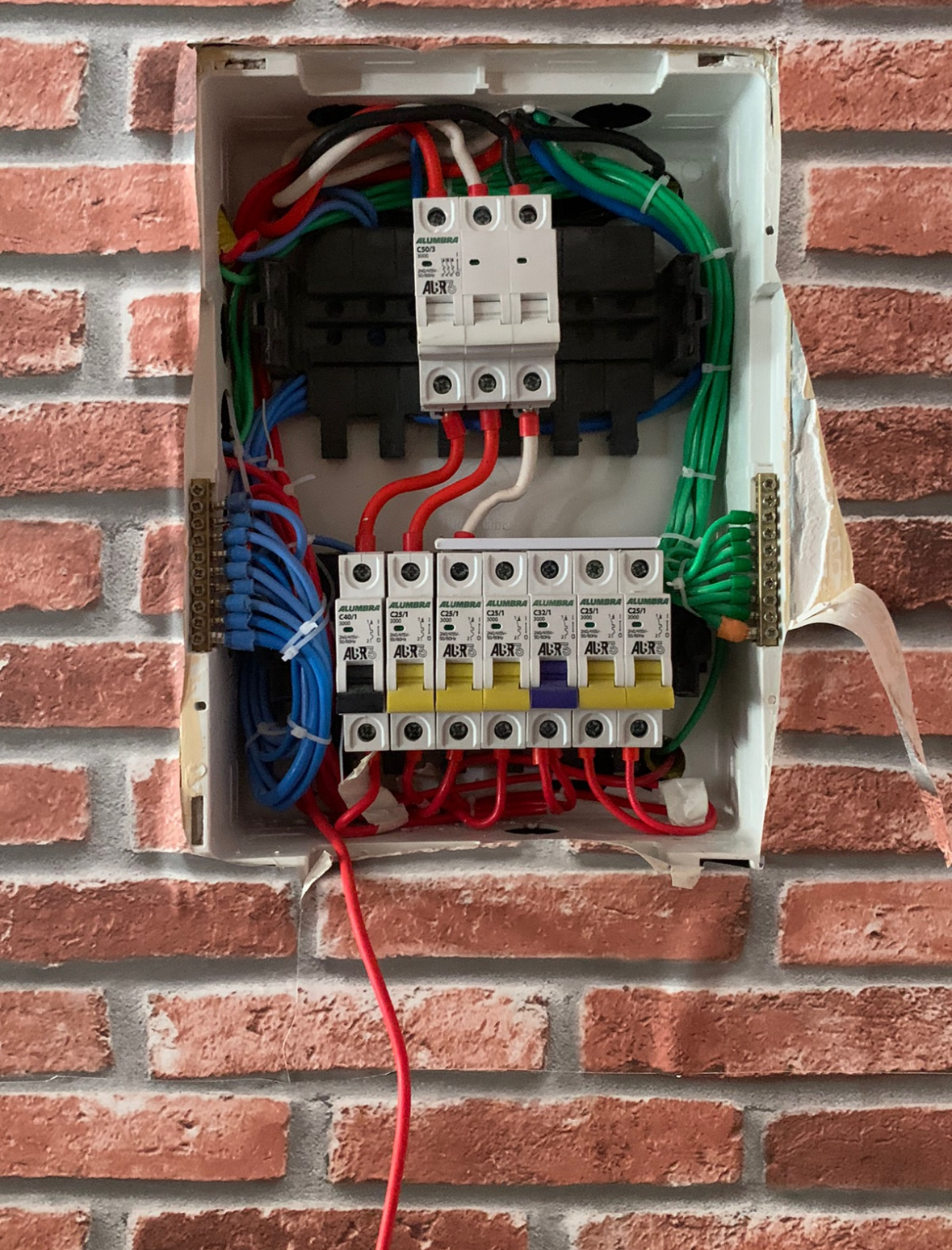 Quadro elétrico residencial organizado
