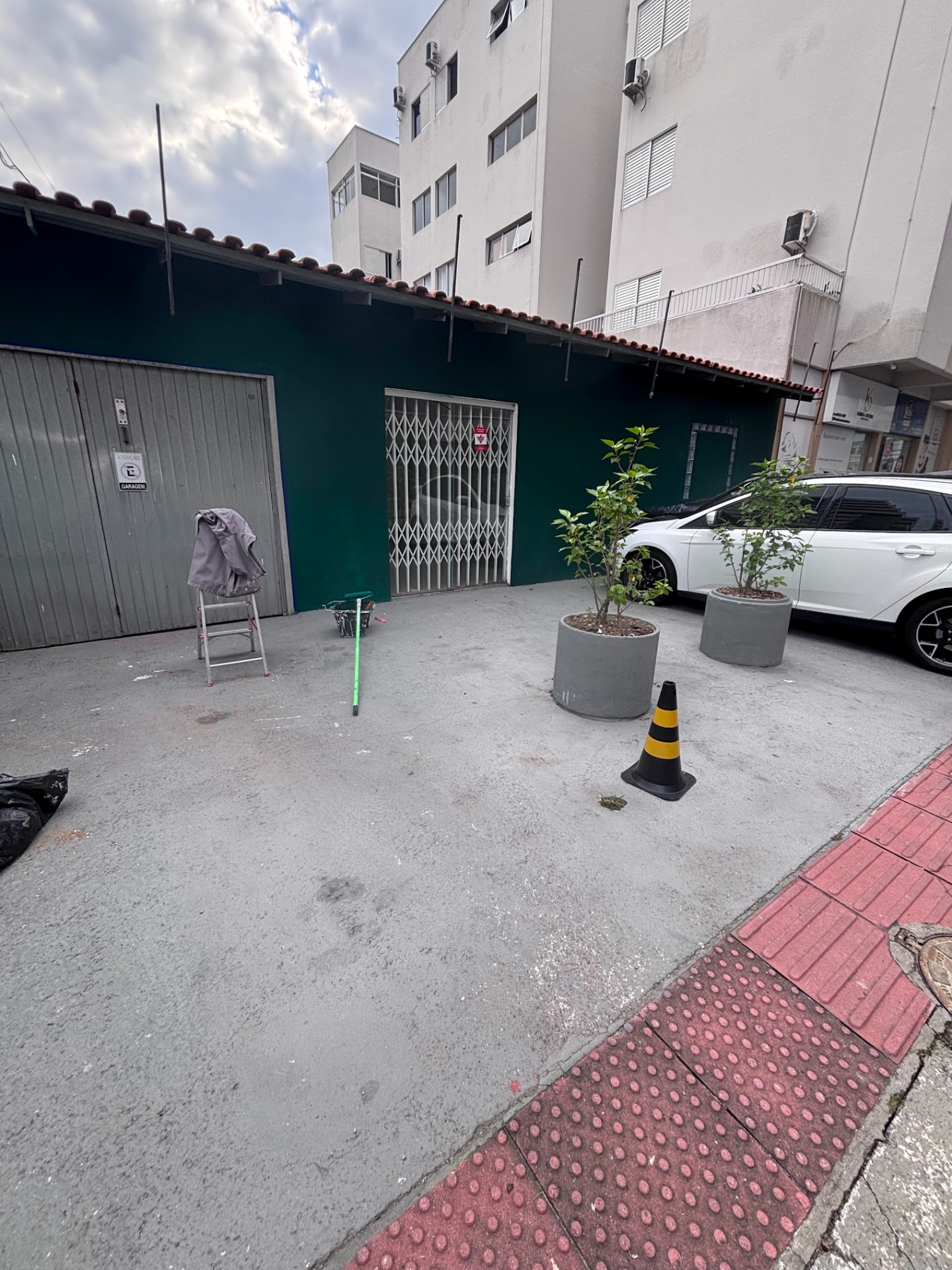 Fachada externa antes do serviço