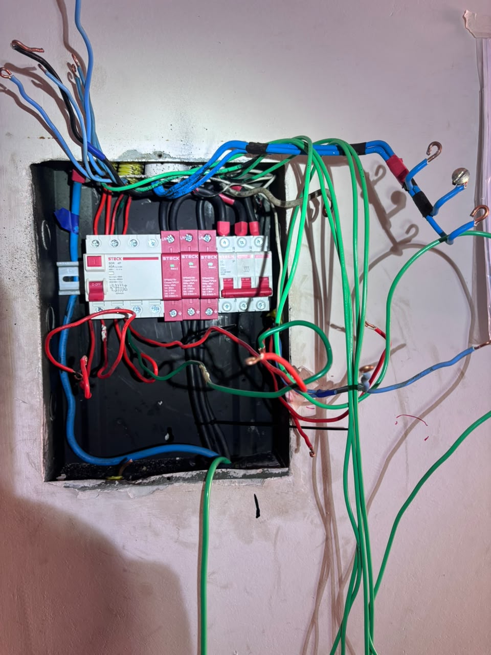 Organização da fiação durante a montagem do quadro elétrico
