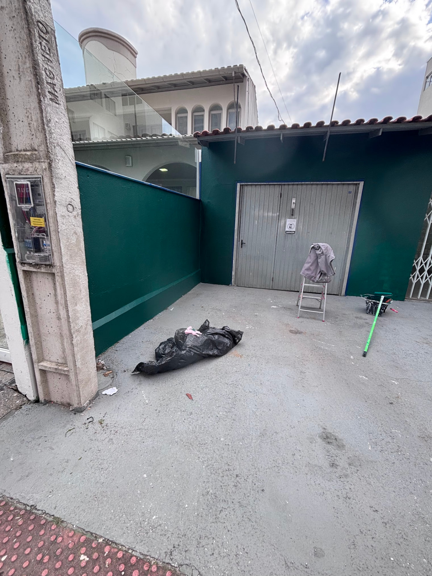 Fachada externa recém-pintada