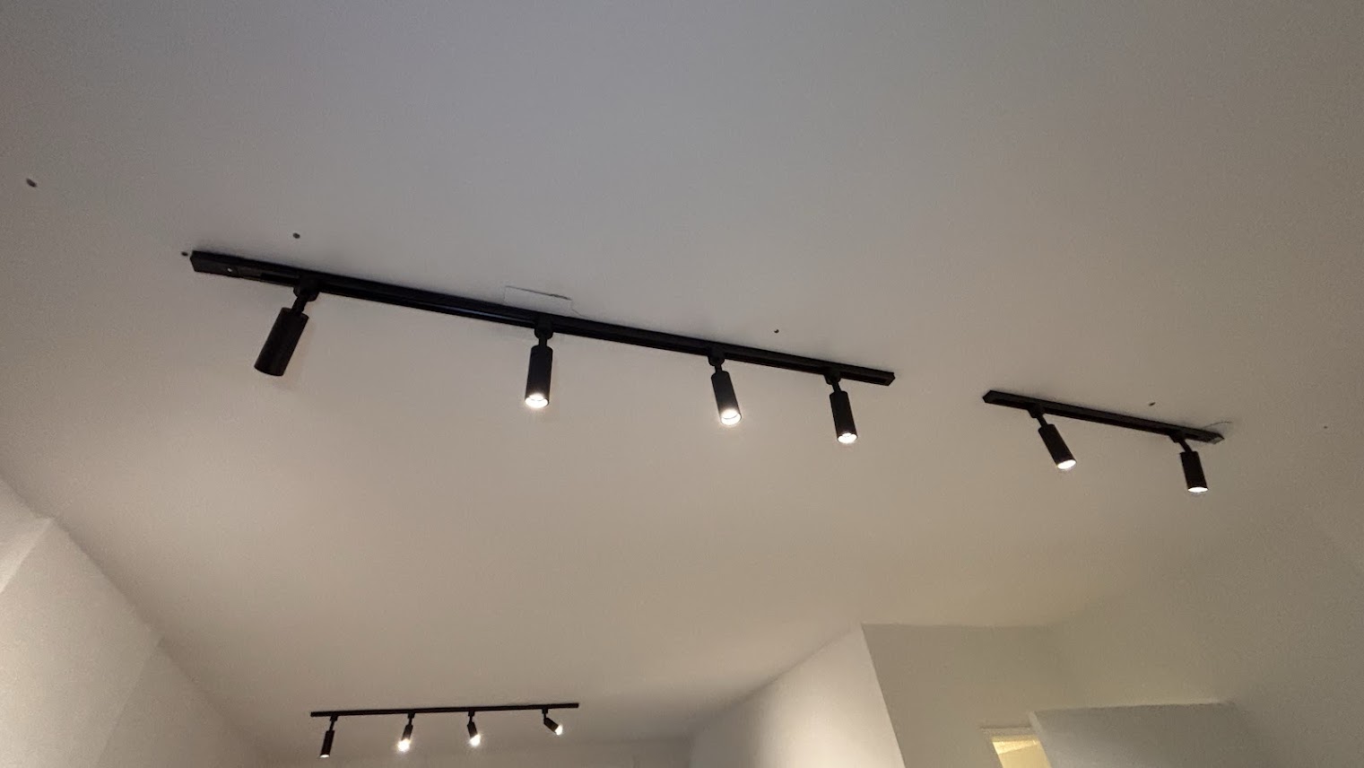 Trilho de iluminação instalado