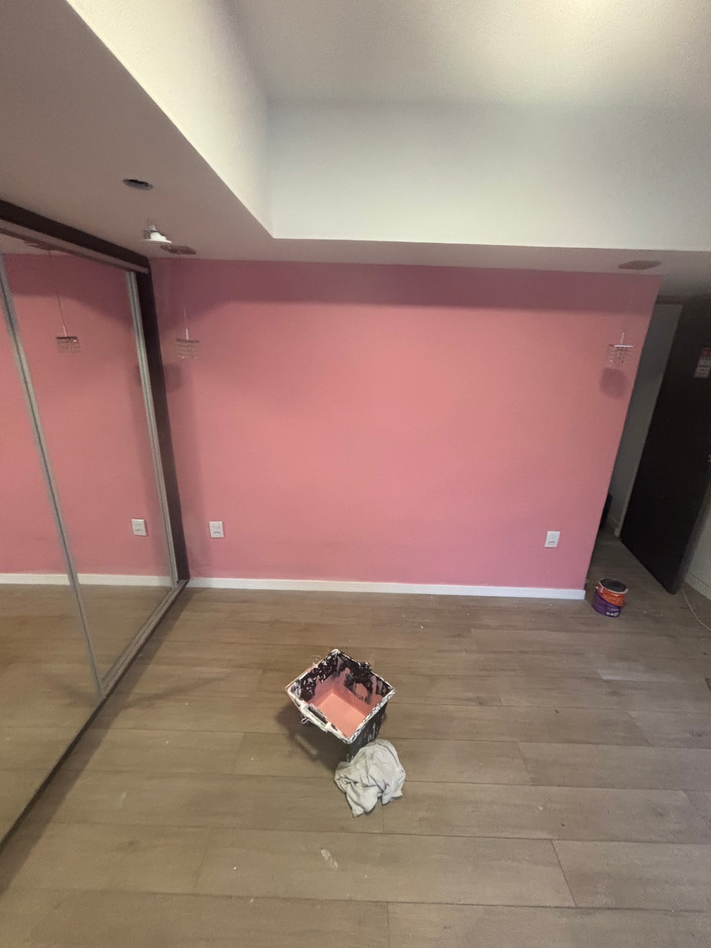 Quarto finalizado após pintura interna