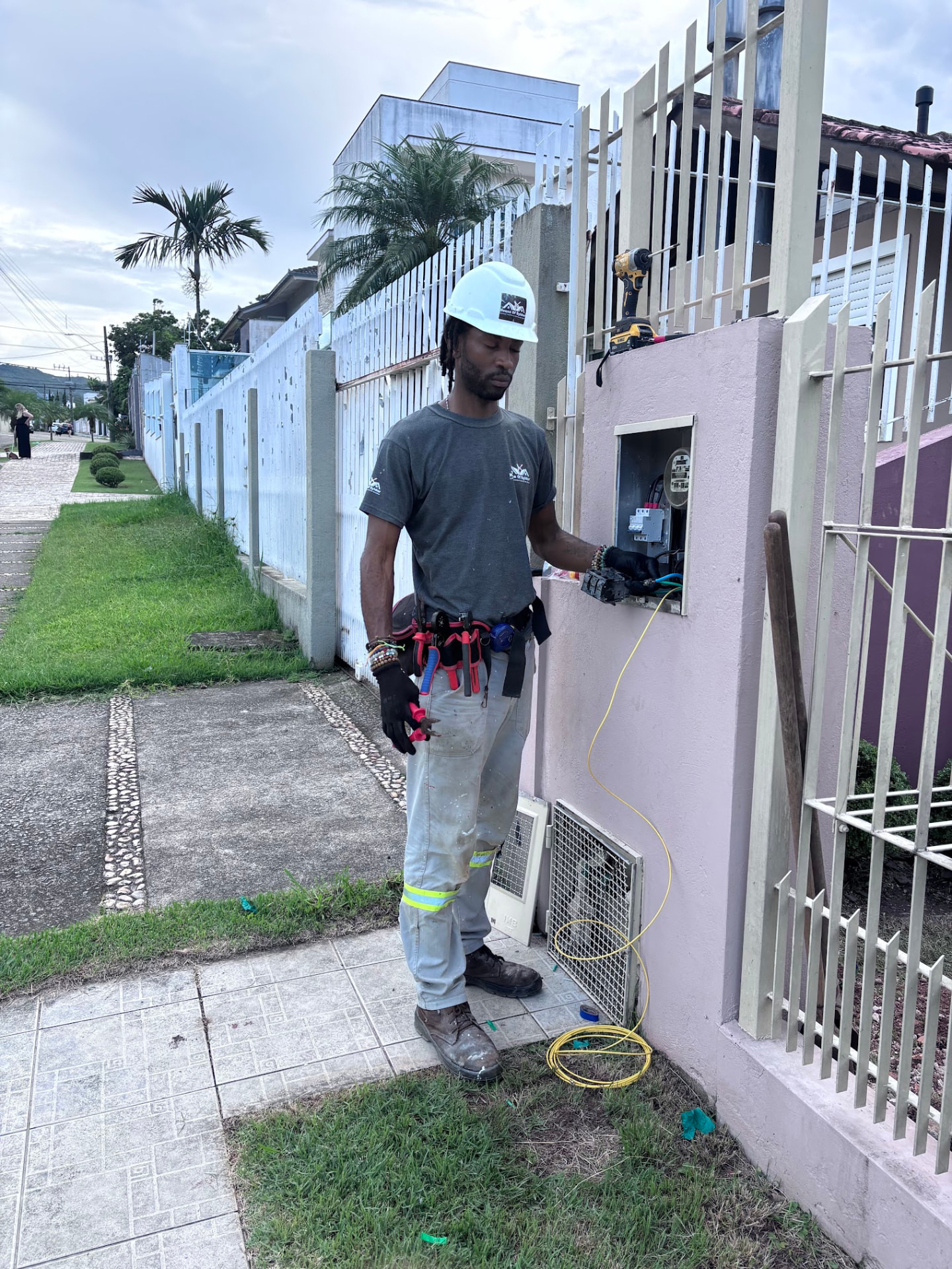 Profissional trabalhando em instalação elétrica externa