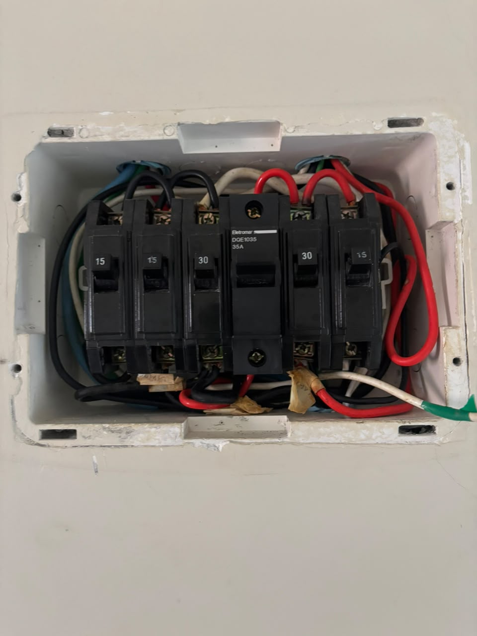 Quadro de disjuntores revisado
