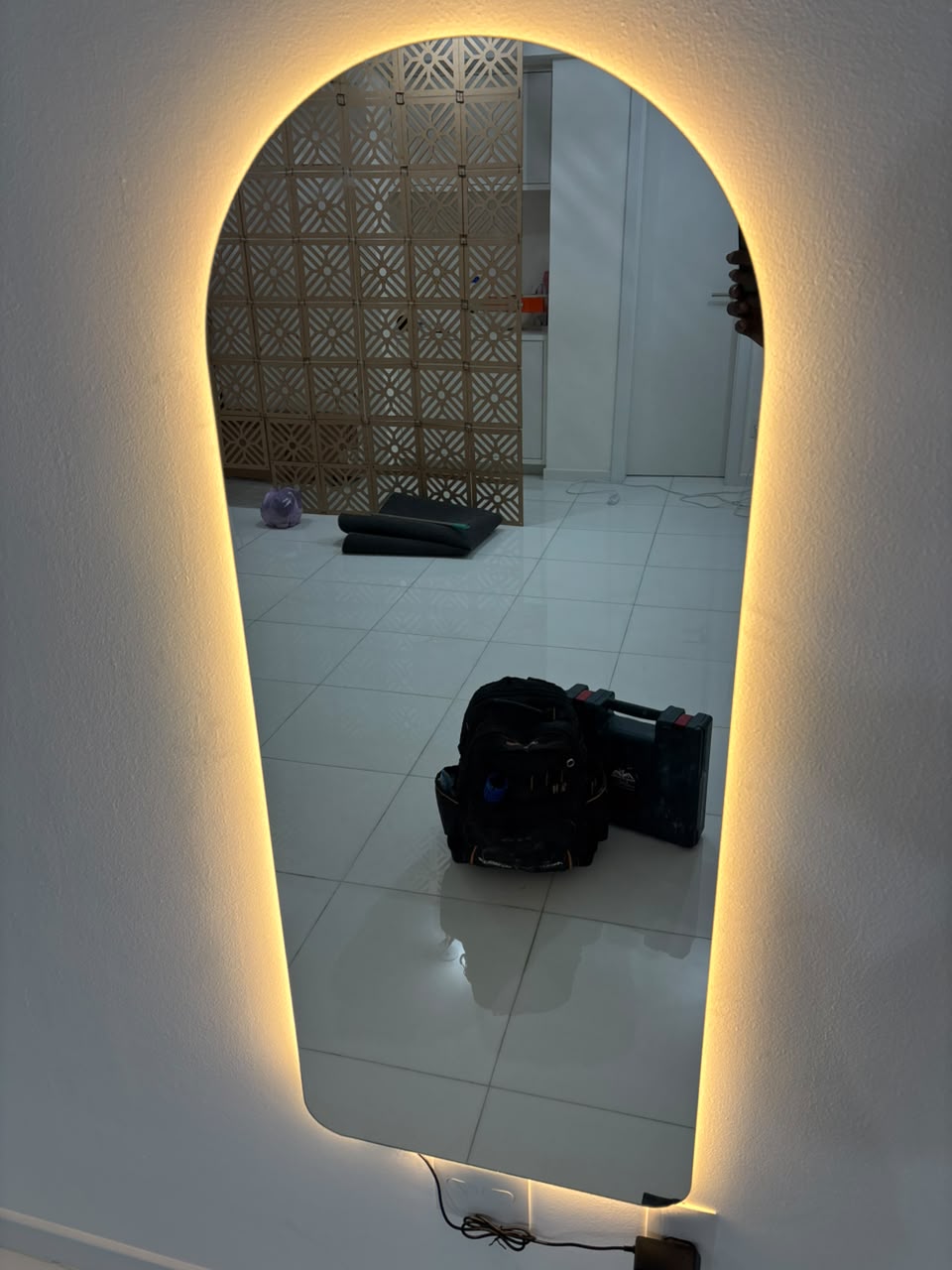 Espelho retangular com iluminação LED instalado pela House of Syldor